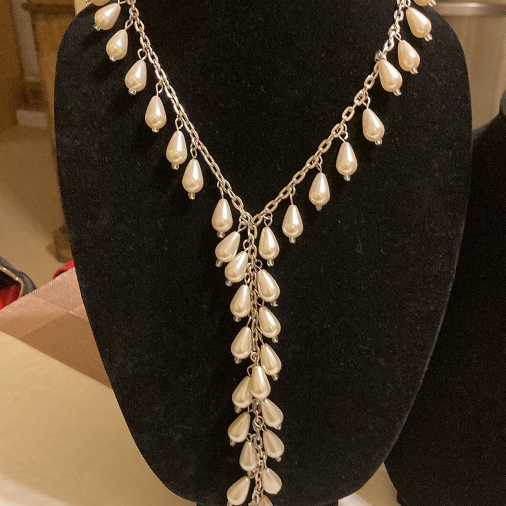 Cascade of teardrop faux pearl and silvertone statement lariat necklace